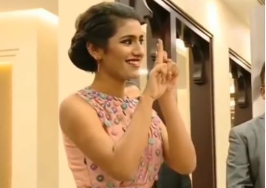 Priya prakash varrier viral dubai video Video: भारत के बाद अब दुबई में अपने नैनों को मटका रही हैं प्रिया प्रकाश
