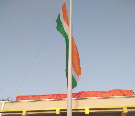 Gorakhpur: CM Yogi Adityanath hoisted hundred feet elevated tricolor गोरखपुर: सीएम योगी आदित्यनाथ ने फहराया सौ फीट ऊंचा तिरंगा