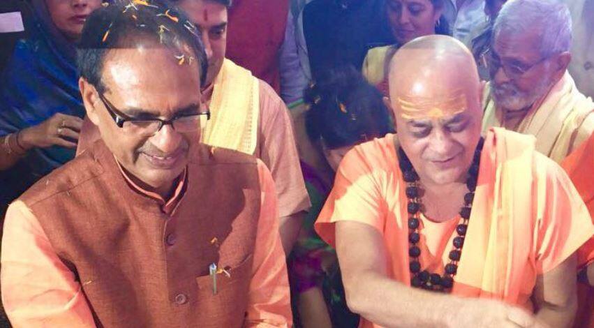 मंत्री अखिलेश्वरानंद ने शिवराज सरकार से की मांग, MP में बने 'गौ मंत्रालय' Madhya Pradesh govt to constitute a cow ministry Says MP Cabinet Minister Akhileshwaranand मंत्री अखिलेश्वरानंद ने शिवराज सरकार से की मांग, MP में बने 'गौ मंत्रालय'