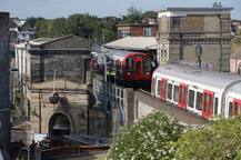 लंदन ट्यूब ट्रेन स्टेशन पर हुआ विस्फोट, यहां हैं तस्वीरें