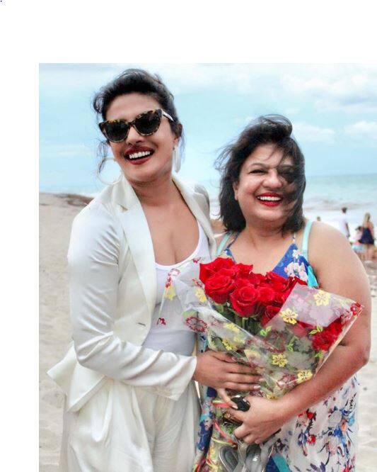 तस्वीर में प्रियंका अपनी मां के साथ एंजॉय करती दिख रही हैं. (तस्वीर: इंस्टाग्राम)