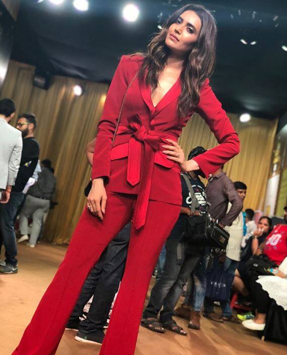  टीवी अभिनेत्री जैसे ही अवॉर्ड शो के रेड कार्पेट पर उतरीं सबकी निगाहें उन पर जा कर टिक गईं. 