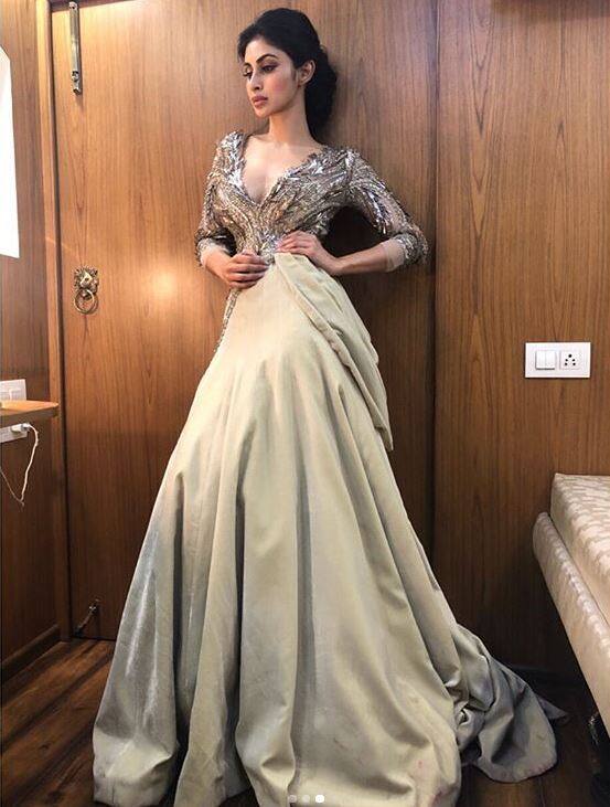 मौनी अपनी खूबसूरत तस्वीरें अपने फैंस के बीच शेयर करना कभी नहीं भूलती हैं. अक्सर उकनी तस्वीरों पर उनके चाहने वालों का छापा पड़ा रहता है.