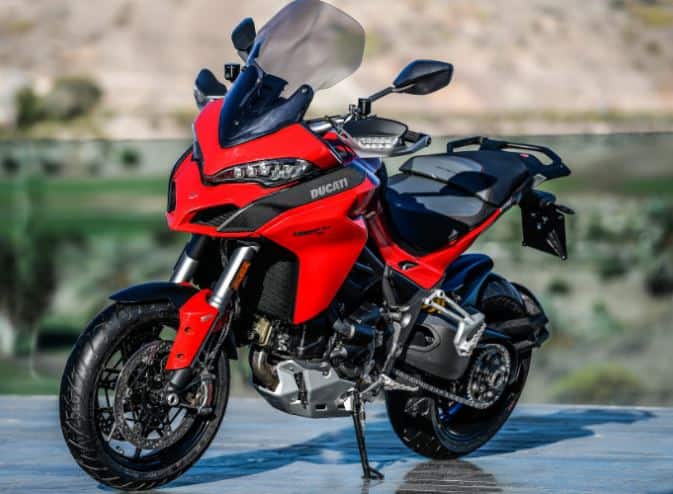 बाइक में 5 इंच की टीएफटी डिस्पले भी लगी हुई है और यह बाइक एक तरह की सुपरबाइक है. (तस्वीर: दुकाती)