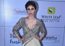 गोल्ड अवॉर्ड्स में दिखा मौनी रॉय का बेहद ग्लैमरस अंदाज़ कि टिक गईं सभी की निगाहें