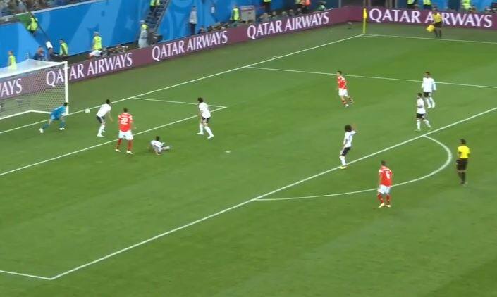 वर्ल्ड कप 2018 में सबसे पहला आत्मघाती गोल ईरान और मोरक्को के मैच में लगा था, जब अजीज के ऑन गोल ने मोरक्को के नाम पहला मुकाबला करवा दिया था. उसके बाद ऑस्ट्रेलिया और फ्रांस के बीच खेले गए मुकाबले में दूसरा आत्मघाती गोल हुआ.