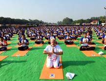 पीएम मोदी ने देहरादून में 55 हजार लोगों के साथ किया योग, कहा- योग मानवता को जोड़ता है