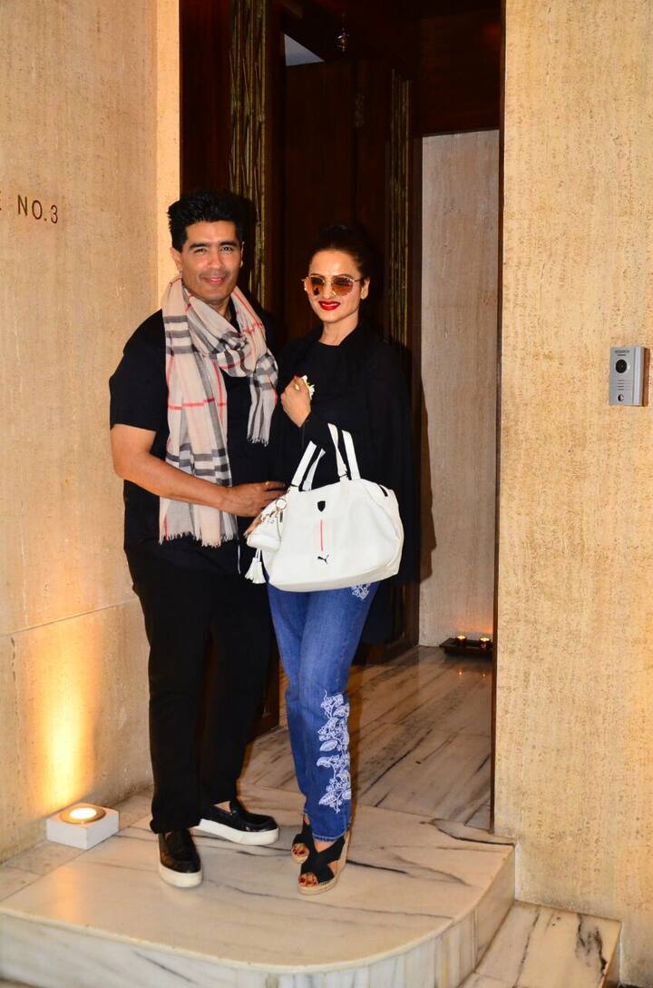 उन्होंने नीले रंग की जींस और काले रंग का टॉप पहना हुआ था इसके साथ ही इस लुक को सपोर्ट करने लिए उन्होंने व्हाइट कलर का बैग भी कैरी किया था. काफी दिनों बाद रेखा का से खास अंदाज देखने को मिला है. (तस्वीर: मानव मंगलानी)