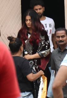 शूटिंग में बिजी हैं ऐश्वर्या राय बच्चन, सेट से सामने आईं ऐसी तस्वीरें