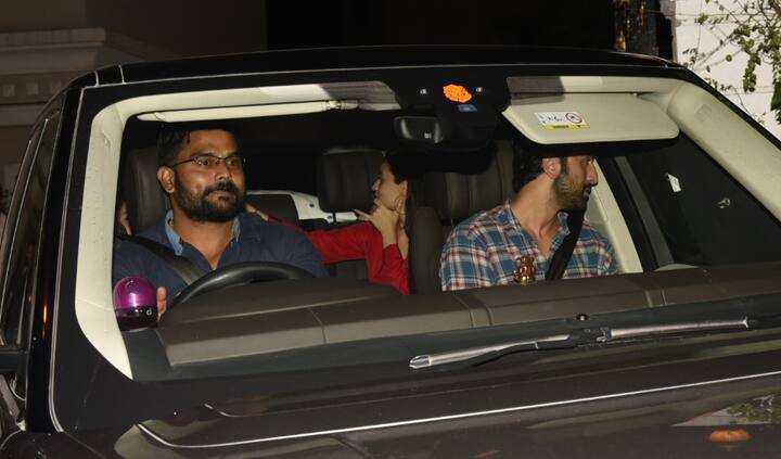 हाल ही में रणबीर कपूर की मम्मी नीतू कपूर और बहन रिद्धिमा के साथ डिनर के बाद स्पॉट की गईं हैं. (तस्वीर: मानव मंगलानी)