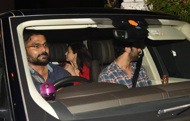 रणबीर और आलिया की जोड़ी फैंस भी काफी पसंद करते हैं. हाल ही में अपने रिलेछशन के बारे में मीडिया से बातचीत के दैरान आलिया ने कहा था कि रणबीर कपूर उनका क्रश हैं साथ ही रणबीर कपूर ने कहा था कि उनके रिश्ते को थोड़े वक्त की जरुरत है. (तस्वीर: मानव मंगलानी)