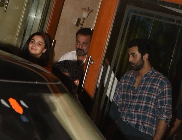 Ranbir Kapoor with Alia Bhatt Videos as they together spotted at Sanjay Dutt house Video: गर्लफ्रेंड आलिया के साथ संजय दत्त के घर पहुंचे रणबीर कपूर