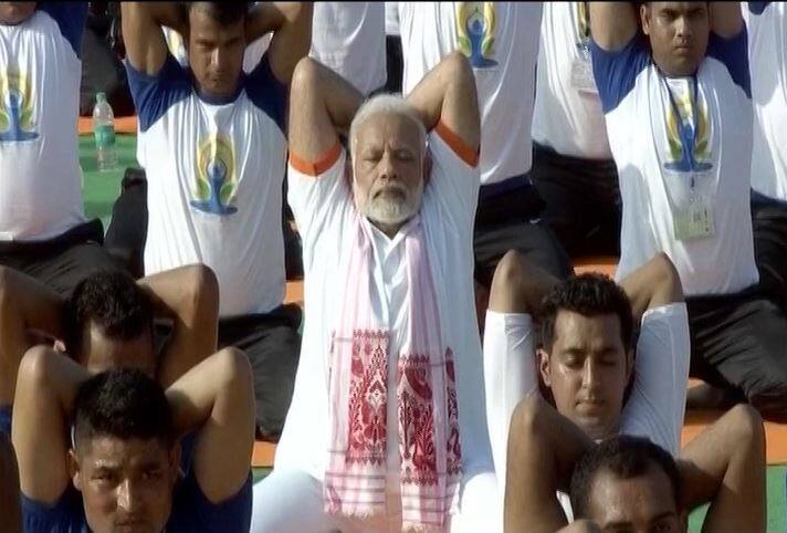आज देशभर में अंतरराष्ट्रीय योगा दिवस मनाया जा रहा है. इस मौके पर क्या आम क्या खास सभी ने योगा किया. इसकी शुरुआत चार साल पहले संयुक्त राष्ट्र महासभा में पीएम नरेंद्र मोदी की एक पेशकश से हुई थी जिसके बाद 158 देशों ने सर्वसम्मति से इसका सर्मथन किया और पहली बार 21 जून, 2015 को अंतरराष्ट्रीय योग दिवस मनाया गया. वहीं इस बार भी देश के कई राज्यों में इसका आयोजन किया गया है. खुद देश के प्रधानमंत्री मोदी ने देहरादून के फॉरेस्ट रिसर्च इंस्टीट्यूट में शरीक होकर लाखों लोगों के साथ योग किया. (तस्वीर: पीटीआई)