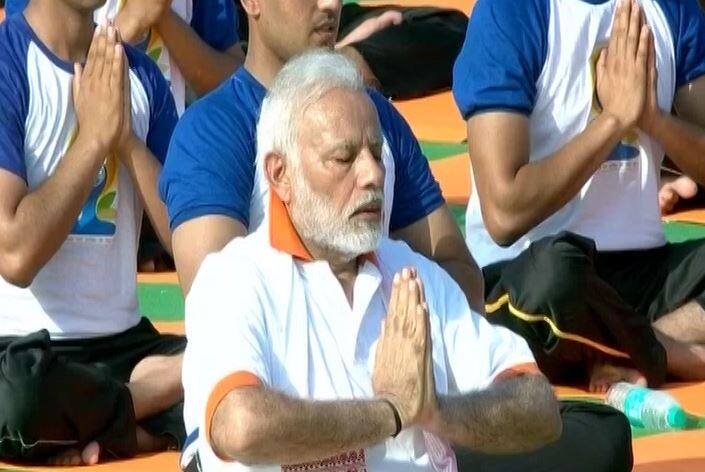 देहरादून के फॉरेस्ट रिसर्च इंस्टीट्यूट कैंपस में योगा दिवस के अवसर पर पीएम नरेंद्र मोदी के साथ हज़ारों लोगों ने योगा किया. (तस्वीर: पीटीआई)