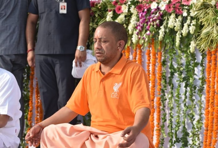 International yoga day: UP CM Yogi Adityanath Saffron T Shirt Look यूपी: पहली बार टी-शर्ट पहनकर योग करते नज़र आए सीएम योगी आदित्यनाथ
