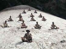 देश के जाबांज जवानों का दम: किसी ने पानी तो किसी ने हवा में किया योग