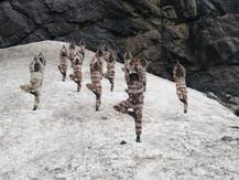 देश के जाबांज जवानों का दम: किसी ने पानी तो किसी ने हवा में किया योग