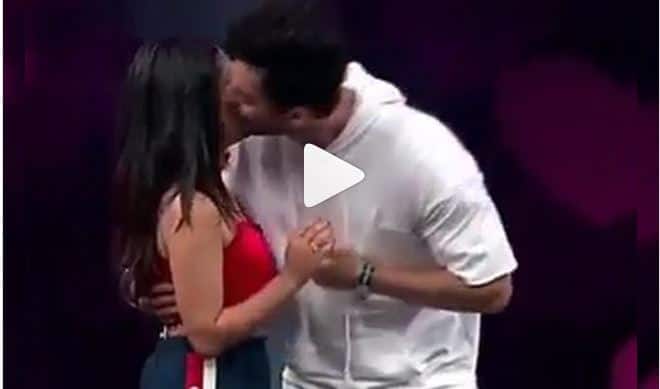 Video: हिमांश कोहली ने ऑन स्टेज किया नेहा कक्कड़ से अपने प्यार का इजहार Himansh Kohli confesses his LOVE for Neha Kakkar on the stage Video: हिमांश कोहली ने ऑन स्टेज किया नेहा कक्कड़ से अपने प्यार का इजहार