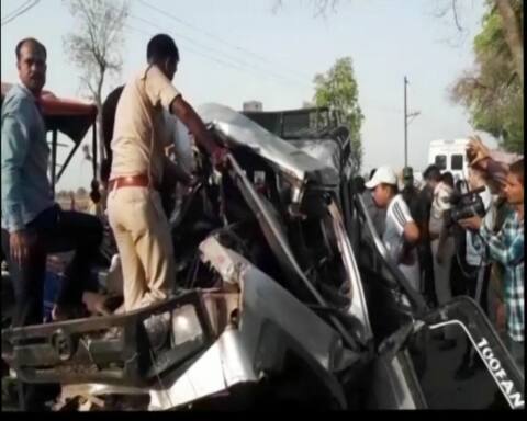 अवैध रेत ले जा रहे ट्रैक्टर से जीप की टक्कर, रिश्तेदार की मौत में शरीक होने जा रहे 15 लोगों की मौत अवैध रेत ले जा रहे ट्रैक्टर से जीप की टक्कर, रिश्तेदार की मौत में शरीक होने जा रहे 15 लोगों की मौत