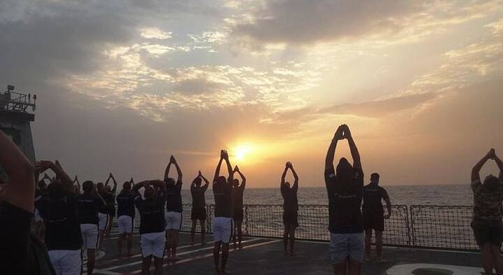 चेहरे की झुर्रियों से मुक्ति पाने के लिए सूर्यनमस्कार और प्राणायाम दोनों प्रभावी आसन हैं. फोटोः गूगल फ्री इमेज