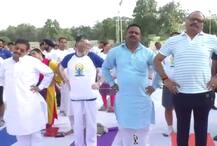 तस्वीरों में देखिए: जब योग नहीं कर पाए बीजेपी के नेता, कार्यक्रम में चलता रहा हंसी मजाक