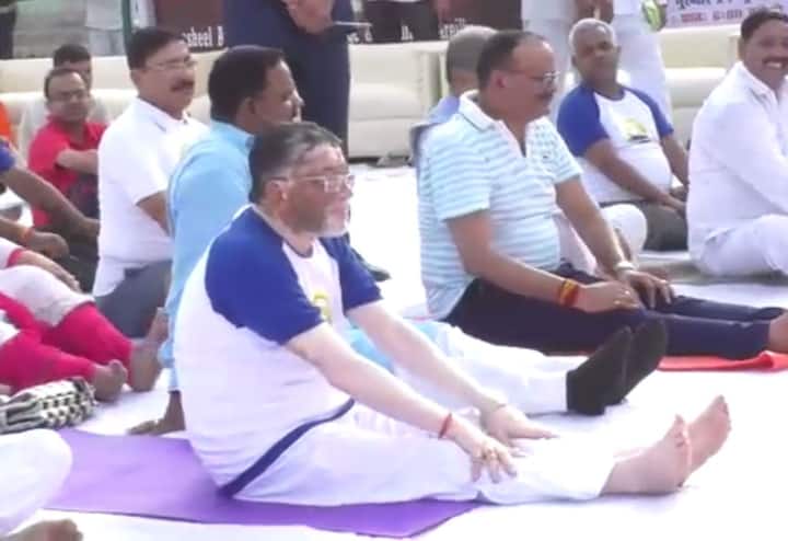 सांसद धर्मेंद्र कश्यप समेत बरेली के तममाम आला अधिकारी भी इस मौके पर पहुंचे. योग दिवस पर हुए कार्यक्रम में सैंकडो महिलाओं, पुरुषों और बच्चों ने बढ़ चढ़कर हिस्सा लिया.