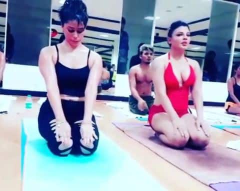 राखी सावंत ने इस वीडियो में रेड हॉट स्विमसूट पहना हुआ है. फोटोः इंस्टाग्राम