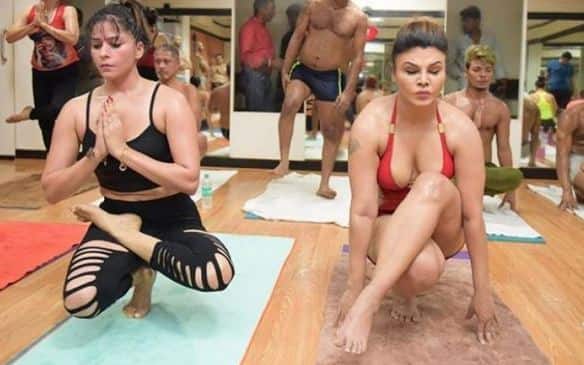 राखी एक योग स में हैं जहां काफी लोग योगाभ्यास कर रहे हैं. फोटोः इंस्टाग्राम