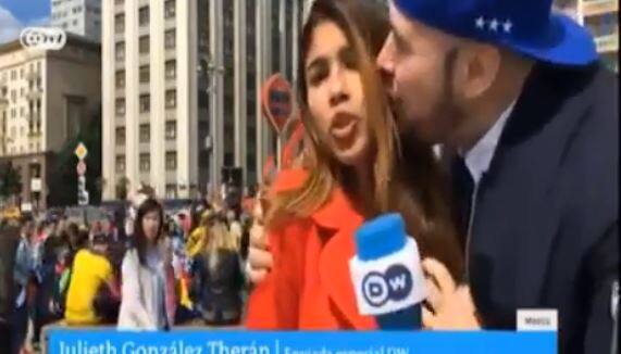 FIFA world Cup 2018 reporter kissed by fan on live TV फीफा वर्ल्ड कप की लाइव रिपोर्टिंग के दौरान महिला पत्रकार के साथ हुई बदसलूकी