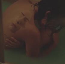 बाथटब में रोमांस करती नजर आई सेलेना गोमेज