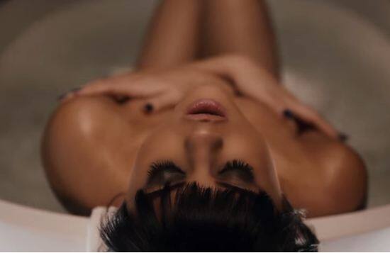 वहीं एक तस्वीरें उनके हालिया रिलीज सॉन्ग हैंड्स टू मायसेल्फ की है. इस गाने में भी सेलेना बाथटब में नजर आ रही हैं. फोटोः इंस्टाग्राम