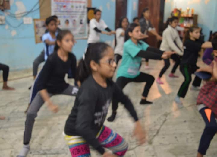 प्रियंका ने ये एंट्री भेजी है जिसमें ये योग के अासन कर रही हैं.