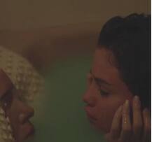 बाथटब में रोमांस करती नजर आई सेलेना गोमेज