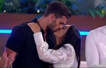 प्यार की तलाश करने वाले इस रियलिटी में टॉपलेस फोटोशूट ने लगाया तड़का