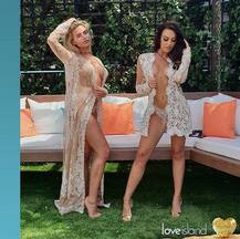 प्यार की तलाश करने वाले इस रियलिटी में टॉपलेस फोटोशूट ने लगाया तड़का