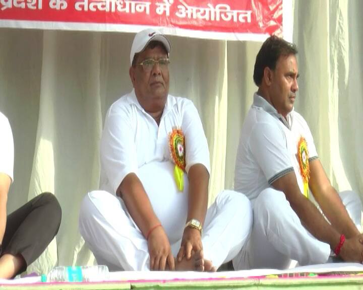 कन्नौज के कलेक्ट्रेट परिसर में योग दिवस पर आयोजित कार्यक्रम मजाक का मंच बनकर रह गया. मंच पर मौजूद बीजेपी विधायक कैलाश राजपूत योग नहीं कर पाए.