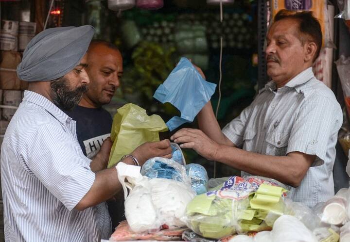 Plastic ban in Maharashtra: Penalty to remain at ₹5,000 for now महाराष्ट्र: कल से लागू होगा पॉलिथीन पर बैन, इस्तेमाल करने पर लगेगा 5000 जुर्माना
