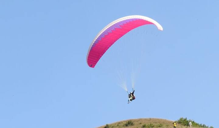  अगर आप भी इस समर में ऋषिकेश या फिर उत्तराखंड में जाकर राफ्टिंग करने की सोच रहे थे तो ये खबर पढ़कर आप निराश होंगे. उत्तराखंड हाई कोर्ट ने राफ्टिंग पर रोक लगा दी है. इतना ही नहीं हाईकोर्ट ने पैराग्लाइडिंग और कई तरह के खेलों पर भी रोक लगा दी है. यह सबकुछ सुरक्षा और पर्यावरण के मद्देनज़र रखते हुए किया गया है. (तस्वीर: गूगल फ्री इमेज)  