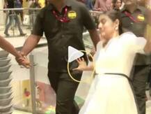 Video: हाई हील्स में खुद को संभाल नहीं पाईं काजोल, मॉल में अचानक गिर पड़ीं