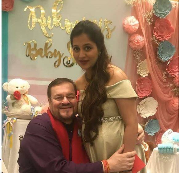 हाल ही में एक्टर नील नितिन की पत्नी रुक्मिणी सहाय को अपने ससुर यानी सिंगर नितिन मुकेश के साथ देखा गया. बता दें कि इस वक्त नील की पत्नी प्रेगनेंट हैं. (तस्वीर: इंस्टाग्राम)