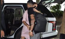 पति विराट कोहली को एयरपोर्ट पर See Off करने पहुंचीं अनुष्का शर्मा, देखें तस्वीरें