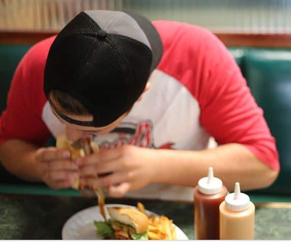 कई रिसर्च में ये साबित हो चुका है कि बैलेंस्ड डायट लेने से ना सिर्फ एनर्जी बूस्ट होती है बल्कि दिमान सुचारू रूप से काम करता है और मोटापे के साथ ही गंभीर बीमारियों से बचा जा सकता है. फोटोः गूगल फ्री इमेज 