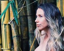 जंगलों में बिना कपड़ों के रह रही थी ये हसीना, अब कोकोनट से बदन छिपाते आई नजर