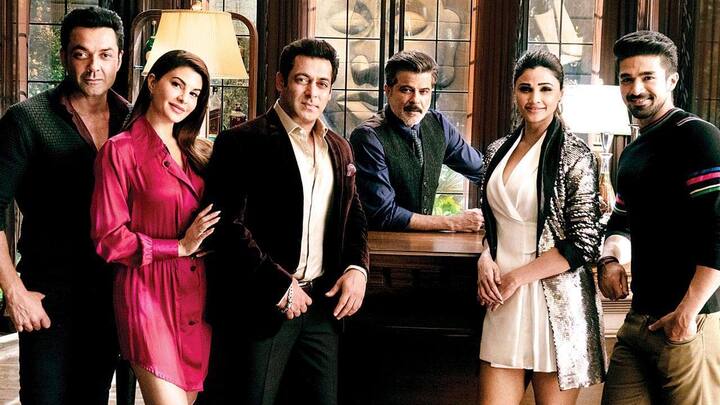 साल 2018 सबसे बड़ी ओपनर: 'रेस 3' ने रिलीज के पहले दिन 29.17 करोड़ रुपए की कमाई की थी. जो कि साल 2018 में रिलीज हुई बॉलीवुड फिल्म में सबसे ज्यादा है. हालांकि अगर बात करें तो इस साल रिलीज हुई सभी फिल्मों की तो सबसे बड़ी ओपेनिंग का रिकॉर्ड हॉलीवुड फिल्म 'एवेंजर्स: द इंफीनिटी वॉर' के नाम है.'एवेंजर्स: द इंफीनिटी वॉर' ने पहले दिन 31 करोड़ से ज्यादा की कमाई की है.