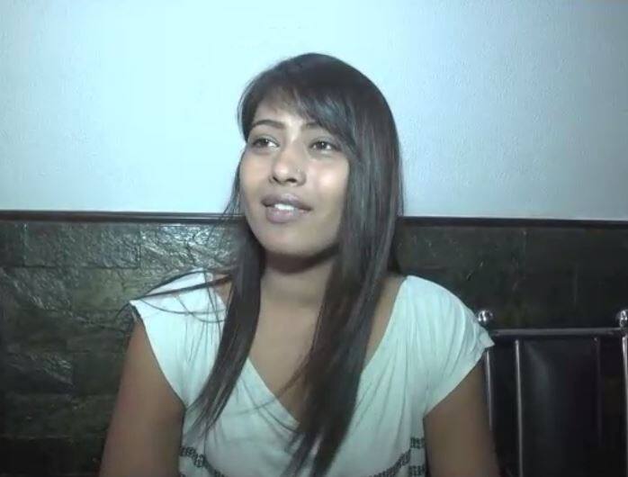 चारों ओर से लड़की को संभाल कर रखने की बातों को सुन कर उसकी मां डिप्रेशन में आ गई हैं. अब लड़की ने सामने आकर उन लोगों से माफी मांगी है जिनको उसका वीडियो बुरा लगा.