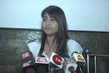 ईद पर लड़कों से गले मिलने वाली लड़की परेशान है, मांग रही है माफी, जानिए क्यों