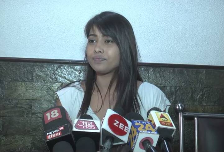 ईद वाले दिन लड़कों से गले मिलने वाली लड़की परेशानी में आ गई है. लड़की मुस्लिम धर्म की है. उलेमा लड़की से नाराज हो गए हैं. यही नहीं रिश्तेदार और परिवार के लोग भी उससे खासे नाराज हैं.