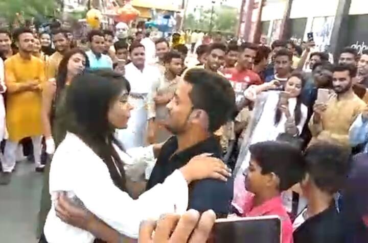 इसके बाद लड़की मीडिया के सामने आई और तब लोगों को पता चला कि अलीशा मलिक ही वो वीडिया वाली लड़की हैं. अलीशा का कहना है कि वायरल वीडियो ने उनको परेशान कर दिया है.