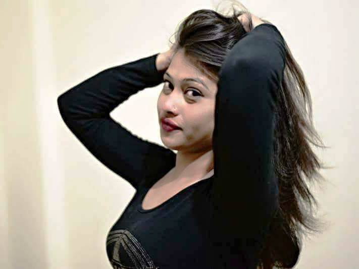 हालांकि सभी नाराज हैं ऐसा नहीं है, काफी लोग उनकी तारीफ भी कर रहे हैं. लेकिन कुछ लोग ऐसे भी हैं जो उनकी स्कर्ट, उनके पहनावे और लड़कों से गले मिलने पर सवाल उठा रहे हैं.