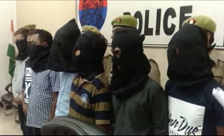 पुलिस ने इन बदमाशों के पास से वारदात में इस्तेमाल की गई पिस्टल - तमंचे व तैयार किये गए कई देसी बम भी बरामद किये हैं. अफसरों के मुताबिक़ सपा कार्यकर्ता सोनू यादव का क़त्ल एक अपराधी की मुखबिरी को लेकर पड़ोस के ही लोगों से हुए विवाद में की गई थी.